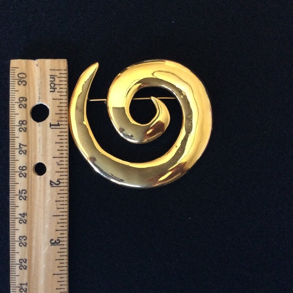 Vintage LARGE Gold Tone Brooch. - Picture 3 of 3